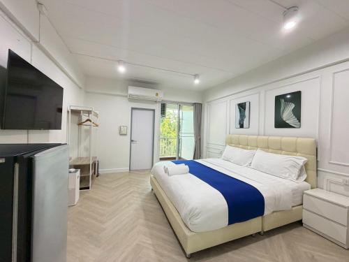 a bedroom with a bed and a flat screen tv at The Sceneสุพรรณบุรี in Suphan Buri