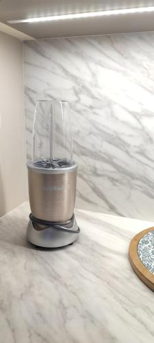 a food processor sitting on top of a counter at Cosmopolitan Apartament z bezpłatnym, prywatnym parkingiem w hali garażowej in Toruń