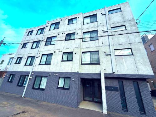 Το κτήριο όπου στεγάζεται  το διαμέρισμα