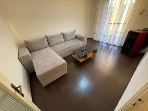 un soggiorno con un divano e un tavolino da caffè di kb apartment Drama a Drama