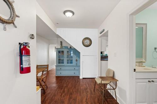 een keuken en een woonkamer met een brandblusser bij Crystal Beach Stunning Waterfront Stay with Fire Pit in Fort Erie