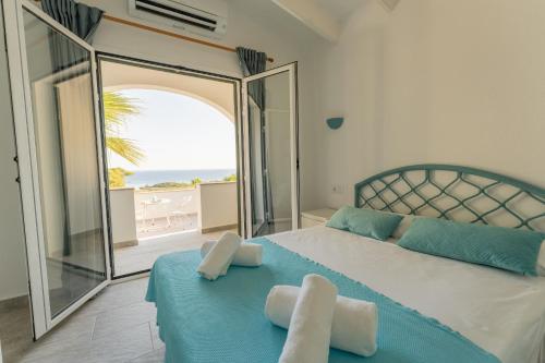 En eller flere senge i et værelse på Villa KATARINA