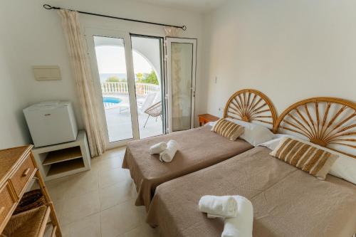 En eller flere senge i et værelse på Villa KATARINA