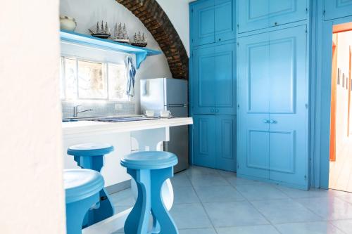 een keuken met blauwe kasten en blauwe krukken bij Villa Daniela Vista Mare - 70metri dalla Spiaggia - WiFi - Free Parking in Terracina