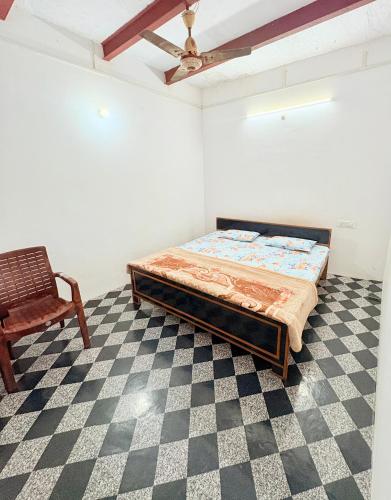 En eller flere senge i et værelse på Krishna Homes