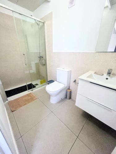 a bathroom with a toilet and a shower and a sink at Casa rinconcito de Arico in Los Gavilanes