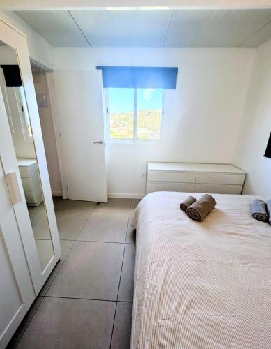 a white room with a bed and a window at Casa rinconcito de Arico in Los Gavilanes