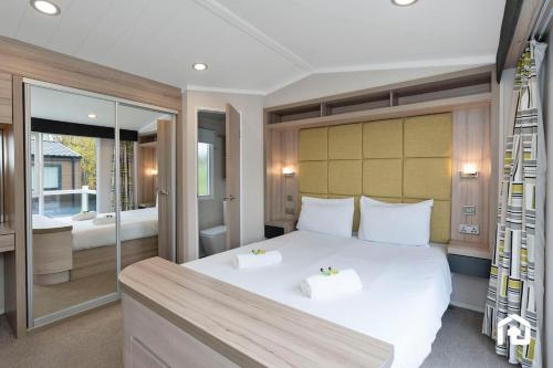 Ένα ή περισσότερα κρεβάτια σε δωμάτιο στο Vacant Nests Seton Sands kingsBarns Cabin