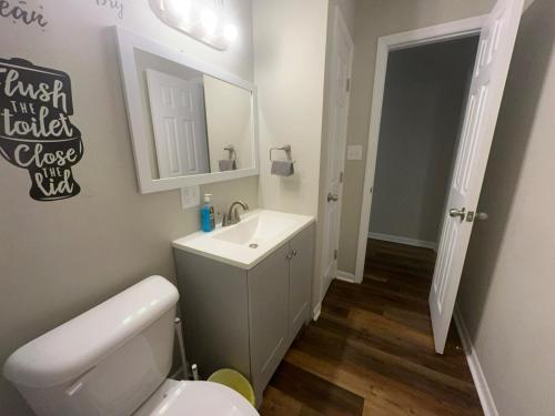 Ванная комната в Peaceful Cozy Apartment in the Heart of Valdosta