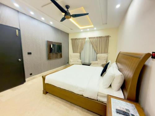 Ένα ή περισσότερα κρεβάτια σε δωμάτιο στο Gateway Residency F-6