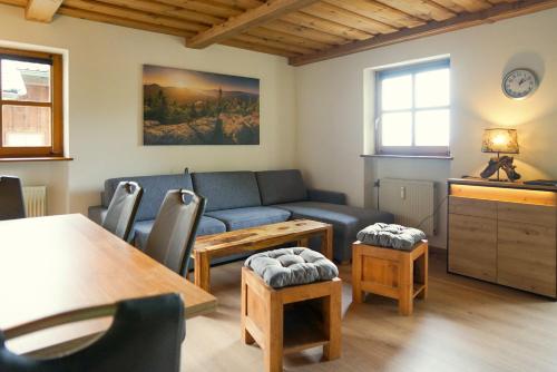 Et opholdsområde på Ferienwohnung Hauzenberg mit Pool & Sauna