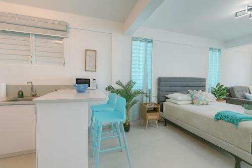 Una cocina y un dormitorio con una cama y un escritorio. en Beachfront Studio in Aguada, en Aguada