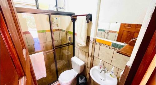 mała łazienka z toaletą i umywalką w obiekcie Casa con vista a valle de Dota y zona cafetalera w mieście Santa María