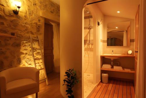 Un baño con lavabo, inodoro y espejo. en Gite Domaine De La Bruge, en Saint-Remèze