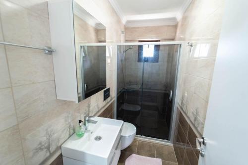 Ένα μπάνιο στο Villa Larisa