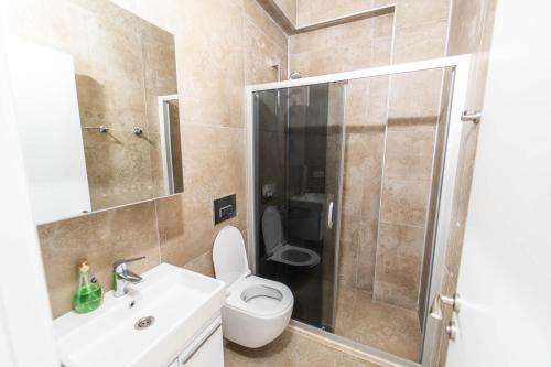 Ένα μπάνιο στο Villa Zara