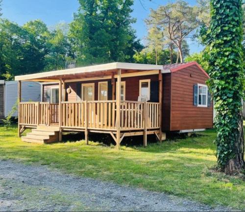 a small cabin with a porch and a deck at Premi Home XL SUPERieur 6P 3ch-Puy duFou 25min in La Boissière-de-Montaigu