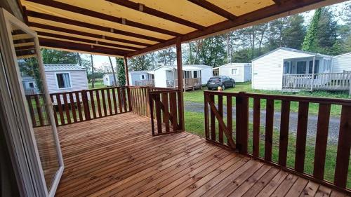 an outdoor deck with awning on a house at Premi Home XL SUPERieur 6P 3ch-Puy duFou 25min in La Boissière-de-Montaigu