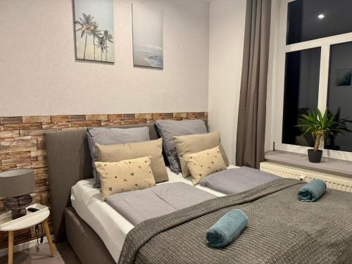 a bedroom with a bed and a window at Ferienwohnung "Greizer Straße 26" in Reichenbach im Vogtland