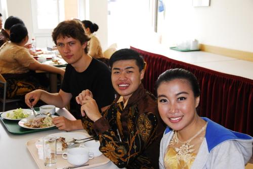 um grupo de pessoas sentadas à mesa a comer em Kolpinghaus Spittal em Spittal an der Drau