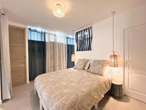 Un pat sau paturi într-o cameră la Douc Evasion - Appartement climatisé proche Montpellier, Parc Expo et Aéroport, avec parking sécurisé et accès rapide aux plages