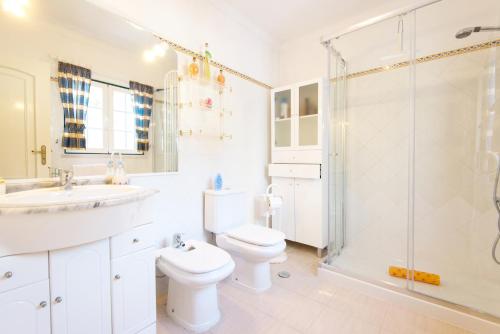 un bagno con un lavandino e una doccia di Vila Apartment - Duna Parque Resorts & Hotels a Vila Nova de Milfontes