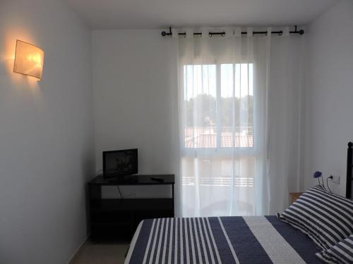 Lcd - Barcelona في ميامي بلاتجا: غرفة نوم مع سرير مع نافذة ومكتب