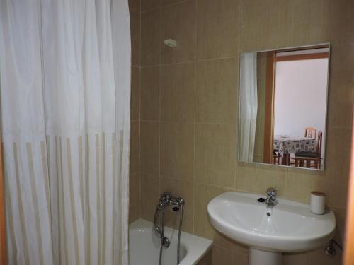 Lcd - Barcelona في ميامي بلاتجا: حمام مع مغسلة وستارة دش