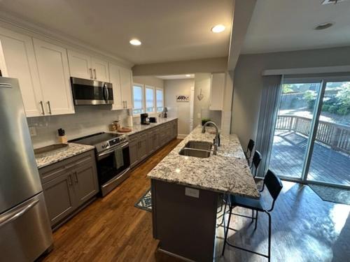 Kuchyň nebo kuchyňský kout v ubytování Firepit + Private Yard • Walk to Perkerson Park