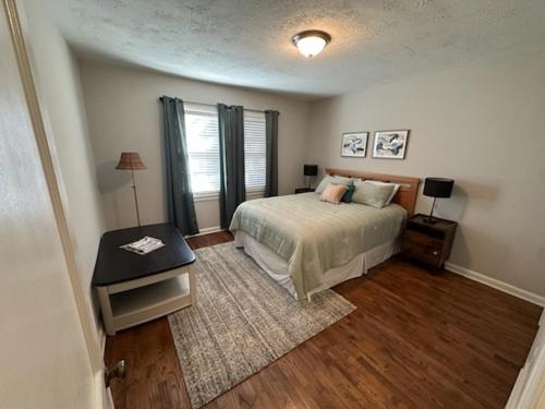 Postel nebo postele na pokoji v ubytování Firepit + Private Yard • Walk to Perkerson Park