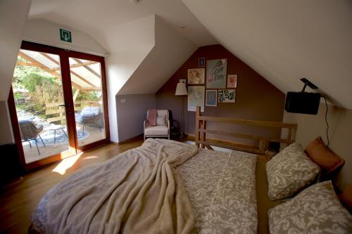 Un pat sau paturi într-o cameră la Charmante maison dans le centre & vue sur château