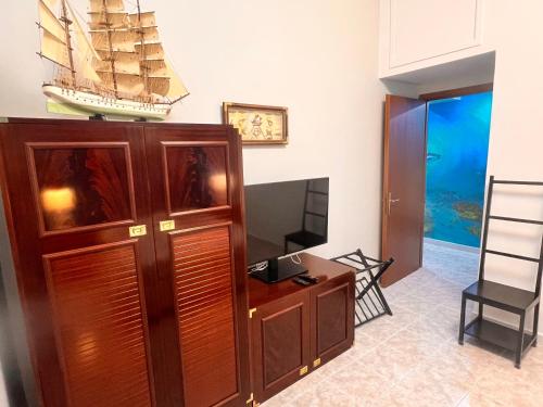 Coralli di Mare - 5 Terre JRE في لا سبيتسيا: غرفة معيشة مع تلفزيون وسفينة على الحائط