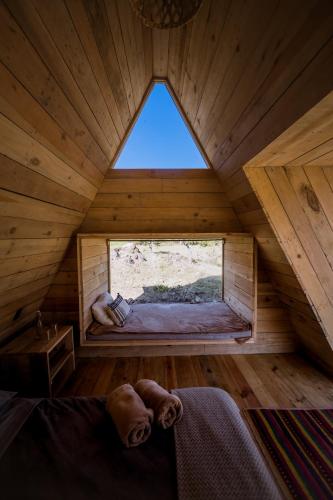 a room with a window in a wooden cabin at Very Muy Epico in San Lucas del Pulque