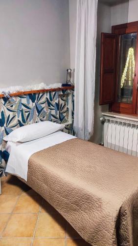 a bedroom with a bed in a room at B&B Popoli Terme in Popoli