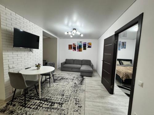 ein Wohnzimmer mit Tisch und Couch in der Unterkunft 1-Confortable and ideal Apartament-Квартира посуточно Edinet in Edineţ