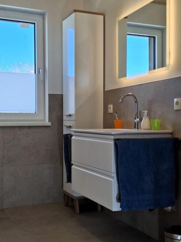 Cute House with terrace and garden في إنسبروك: حمام مزود بحوض ومِرآة