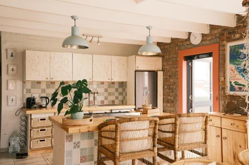 Η κουζίνα ή μικρή κουζίνα στο SIESTA DE RON Wilderness Beach House, 10 or 6 or 4 Sleeper Seconds from the OCEAN