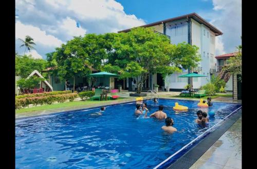 un gruppo di persone in una piscina di Blue Villa Wadduwa a Wadduwa