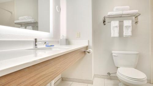 Et badeværelse på Holiday Inn Express Hotel & Suites Portland by IHG