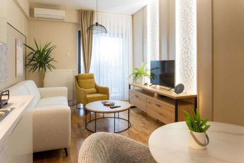 Un lugar para sentarse en Cozy Suite Among the Highest Floors - Free Parking