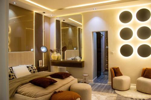 Un dormitorio con una cama grande y un espejo. en B'gatti Apartments, en Lagos