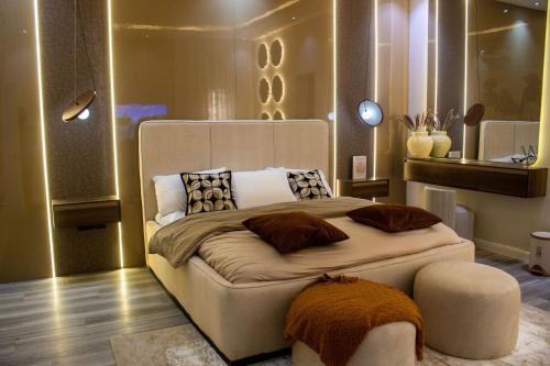 Un dormitorio con una gran cama blanca con almohadas. en B'gatti Apartments, en Lagos