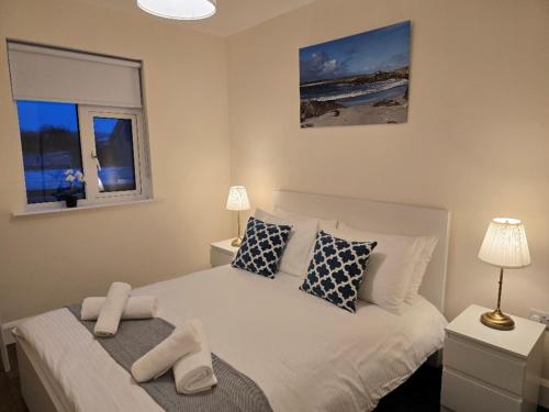 Un pat sau paturi într-o cameră la Clifden Town Centre Apartment