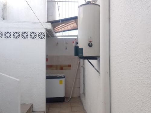 a hallway of a room with a white wall at Amplía casa en Jardines Alcalde in Guadalajara