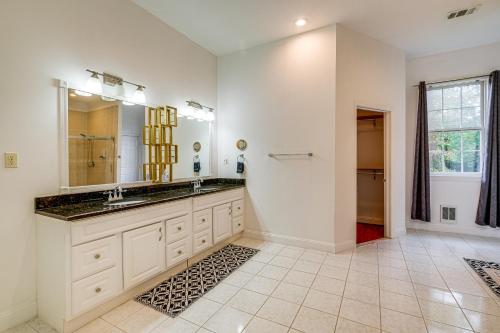 Ένα μπάνιο στο Stay Near DC! Group Getaway with Easy Metro Access