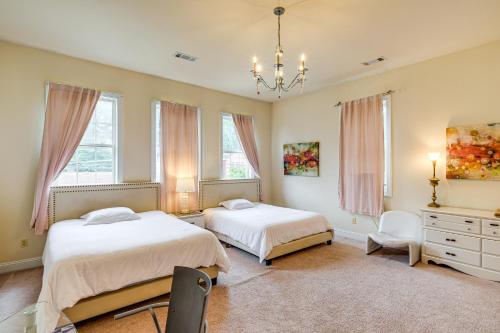 Ένα ή περισσότερα κρεβάτια σε δωμάτιο στο Stay Near DC! Group Getaway with Easy Metro Access