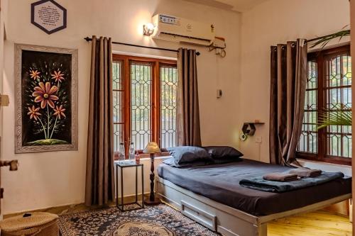 6 Elements Bedrooms With Event Space 4500 Sq Ft في تريفاندروم: غرفة نوم بها سرير في غرفة بها نوافذ