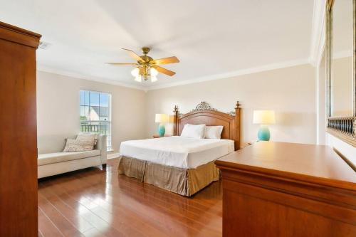 ein Schlafzimmer mit Bett und Deckenventilator in der Unterkunft Waterfront Getaway • Balcony + Bayou Views in Lafitte