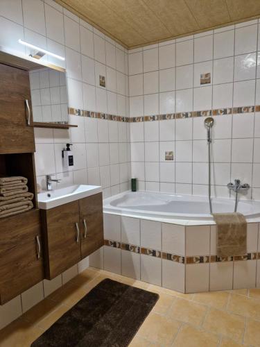 Ένα μπάνιο στο Michas Westerwald Ferienwohnungen