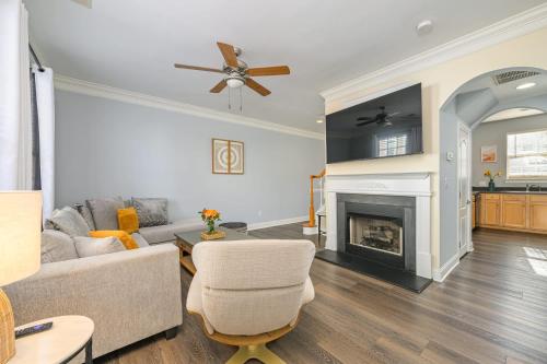 un soggiorno con divano e camino di Cozy Corner Oasis a Cornelius